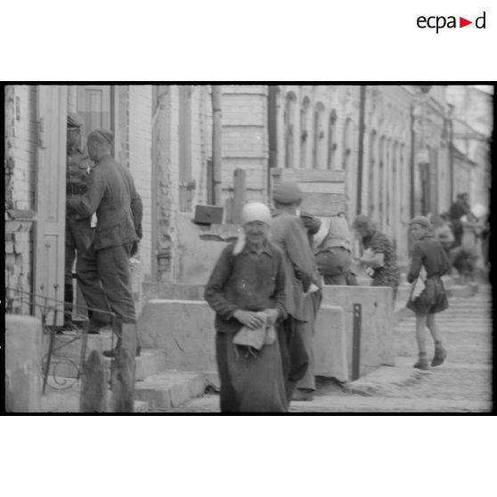 Des militaires allemands vident les locaux qu'ils occupaient, ce qui peut être déménagé est emporté.