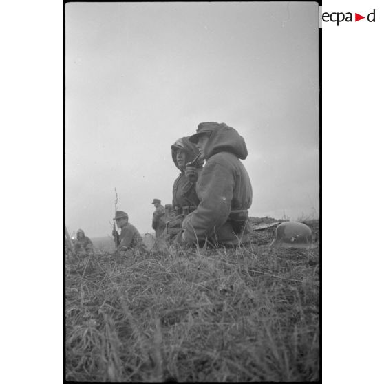 Des fantassins ou des Panzergrenadiers patientent avant une contre-attaque.