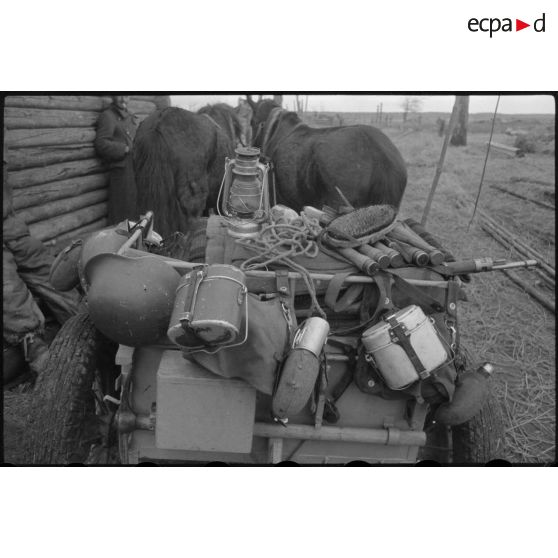 Une charrette d'infanterie (Infanteriekarren IF8) chargé de matériels divers.