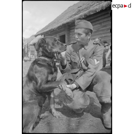 Un caporal-chef avec un chien.