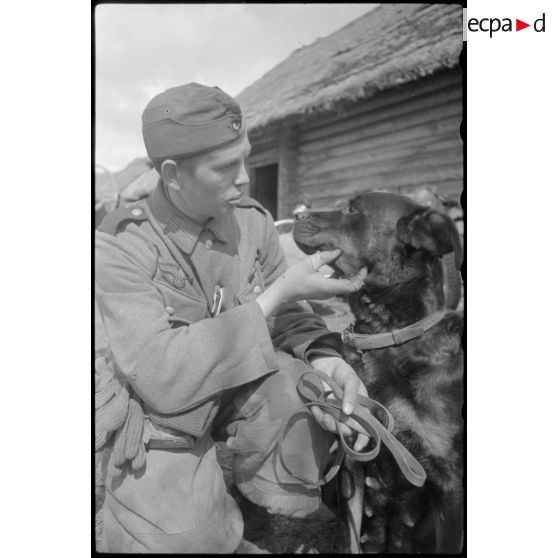 Un caporal-chef avec un chien.