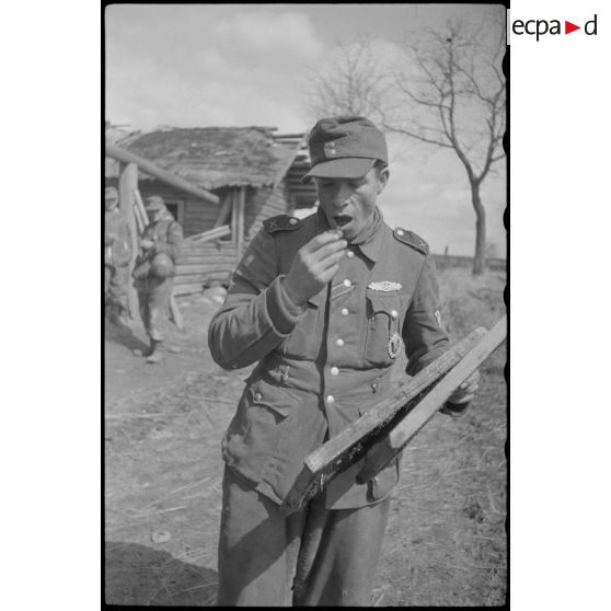 Un caporal-chef (Obergefreiter) mange du miel.