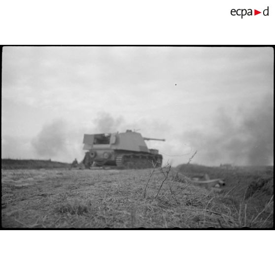 Un Nashorn du schwere Panzer Abteilung 519 tire.