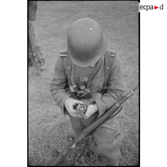 Un sous-officier utilise une boussole.