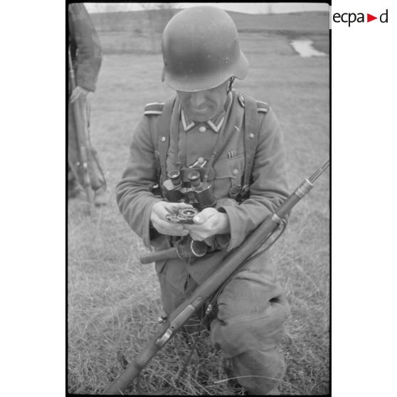 Un sous-officier utilise une boussole.