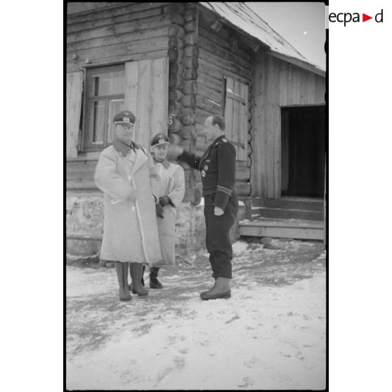 Le général (Generalmajor) Otto Heidkämper de l'état-major de la 3.Panzer-Armee rend visite aux reporters de la 697e compagnie de propagande blindée (Panzer Propaganda Kompanie 697, Pz.Pk.697).