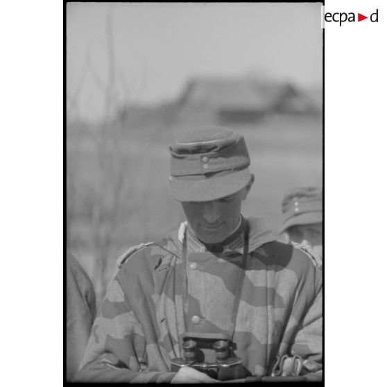 Portrait d'un colonel revêtu d'une veste réversible camouflée.