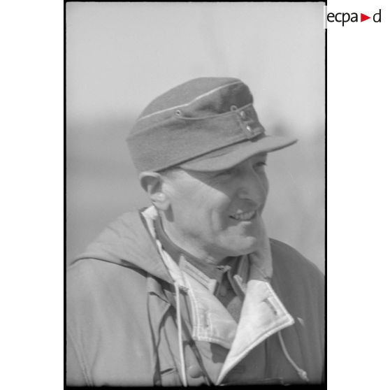 Portrait d'un colonel revêtu d'une veste réversible camouflée.