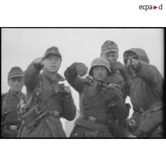 Des Panzergrenadiers renseignent un équipage de Nashorn du schwere Panzer Abteilung 519 sur la présence d'engins ennemis.