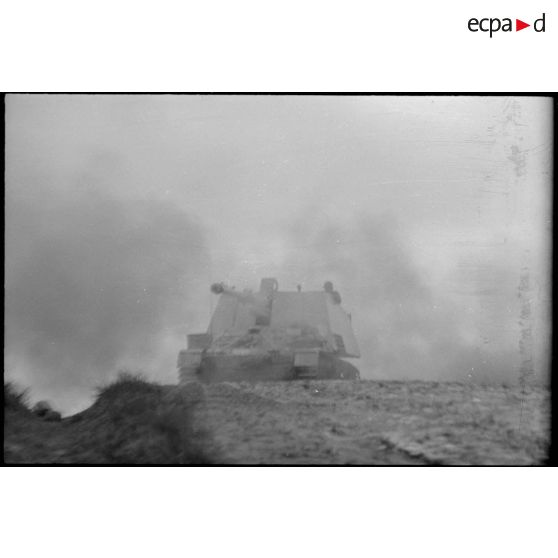 Un Nashorn du Schwere Panzer Abteilung 519 tire.