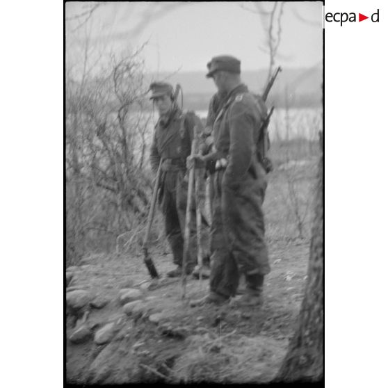Des grenadiers allemands (Panzer-Grenadiere) équipés de détecteurs de mines.