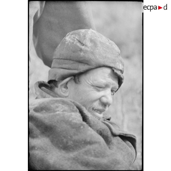 Portrait d'un ouvrier ou d'un prisonnier soviétique requis pour des travaux.