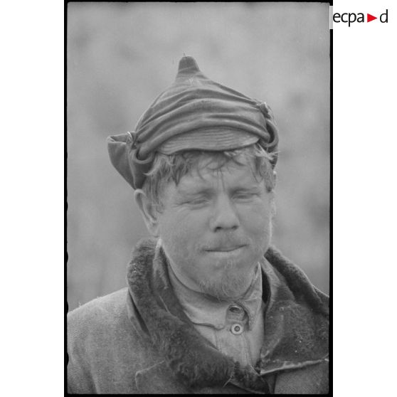 Portrait d'un ouvrier ou d'un prisonnier soviétique requis pour des travaux.