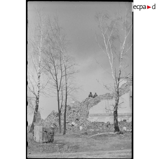 Poste d'observation du schwere Panzer Abteilung 519 dans des ruines.
