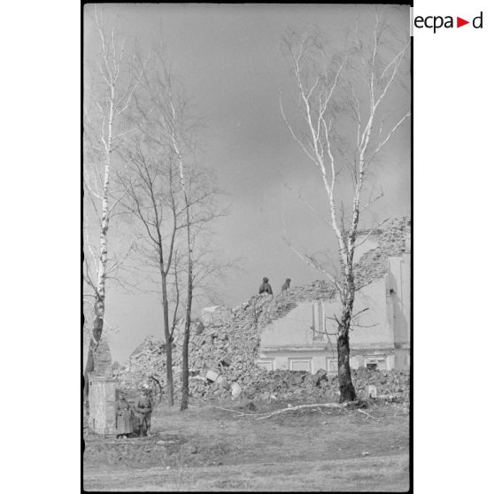 Poste d'observation du schwere Panzer Abteilung 519 dans des ruines.