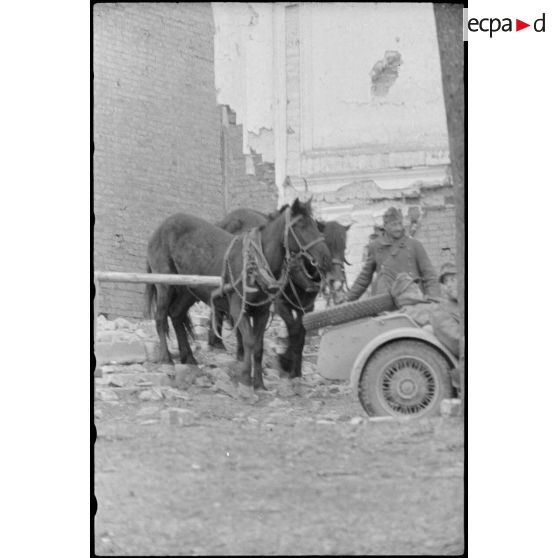 Poste d'observation du schwere Panzer Abteilung 519 dans des ruines.