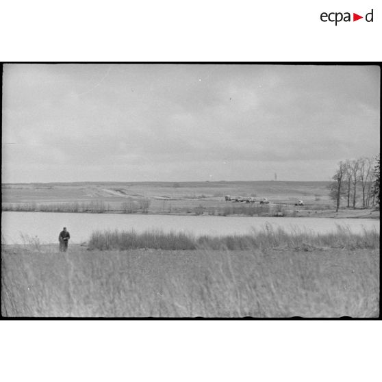 Paysage qui s'offre aux artilleurs du Schwere Panzer Abteilung 519, sur la droite quatre Nashorn et un camion remontent une route.