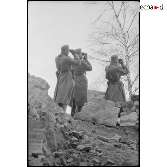 Poste d'observation du schwere Panzer Abteilung 519 dans des ruines.