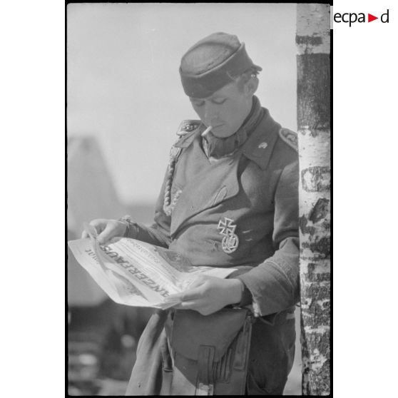 Un artilleur du Panzerjäger-Abteilung 519 en pleine lecture du journal Panzerfaust.