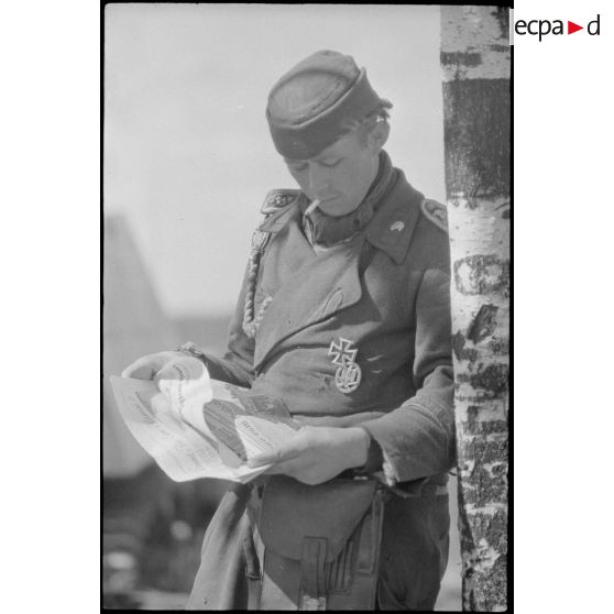 Un artilleur du Panzerjäger-Abteilung 519 en pleine lecture du journal Panzerfaust.