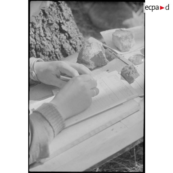 Rédaction d'un rapport ou d'un message radio en plein air.