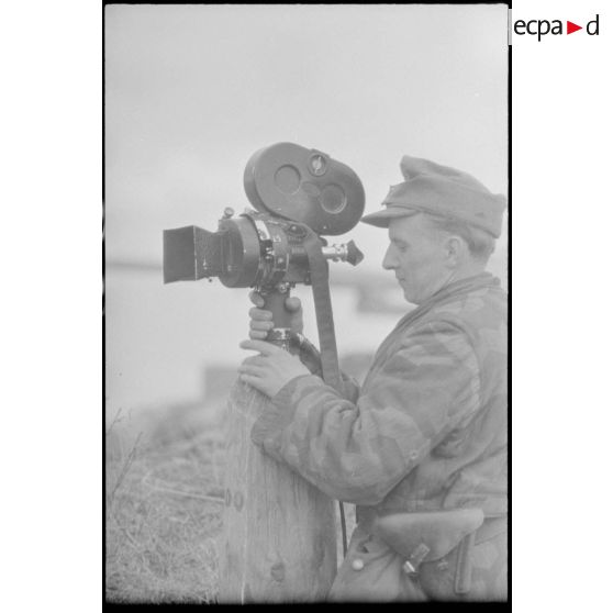 Un reporter de la Panzer Propagandakompanie 697 positionne sa caméra Arriflex 35 mm.