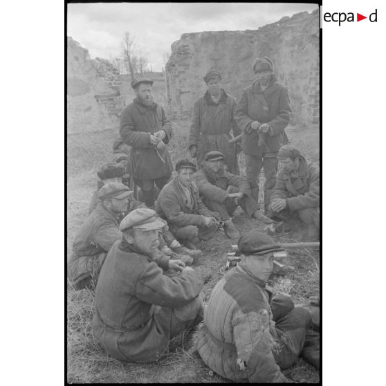 Des ouvriers ou des prisonniers sont employés par les Allemands pour dégager des passages dans la forêt.