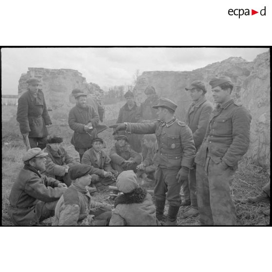 Des ouvriers ou des prisonniers sont employés par les Allemands pour dégager des passages dans la forêt.