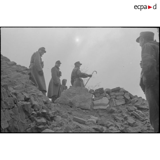 Depuis les hauteurs d'une ruines, l'observation du champ de bataille et briefing d'officiers supérieurs.
