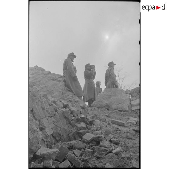 Depuis les hauteurs d'une ruines, l'observation du champ de bataille et briefing d'officiers supérieurs.