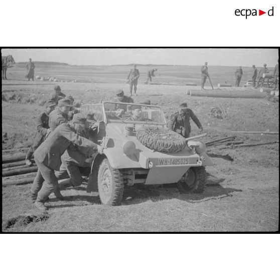 Une Kübelwagen de la Panzer Propaganda Kompanie 697 immatriculé WH-1485025.