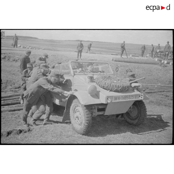 Une Kübelwagen de la Panzer Propaganda Kompanie 697 immatriculé WH-1485025.