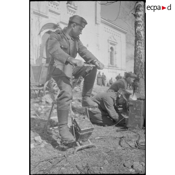 Une transmission radio réalisée grâce à un générateur à pédale.