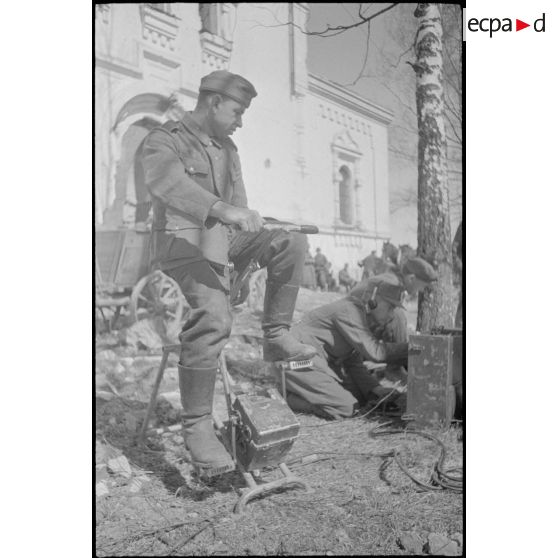 Une transmission radio réalisée grâce à un générateur à pédale.