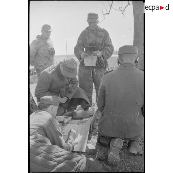 Officiers allemands du Schwere Panzer Abteilung 519 lors d'un briefing.