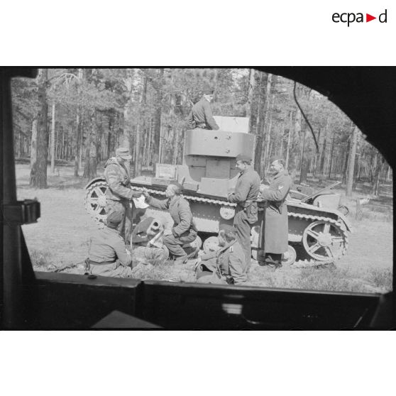 Un équipage de T-26 capturé rencontre un colonel du schwere Panzer Abteilung 519.