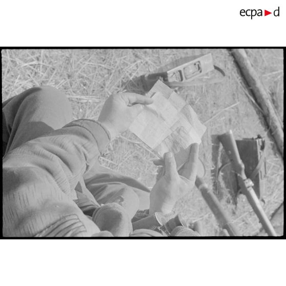 Découverte d'un tract et de journaux.