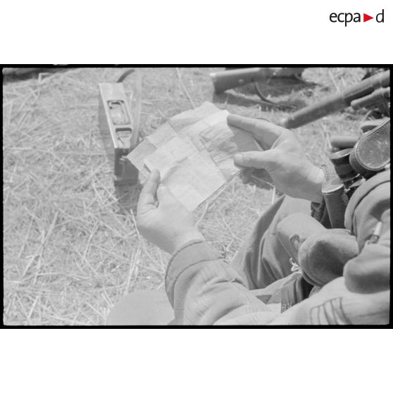 Découverte d'un tract et de journaux.