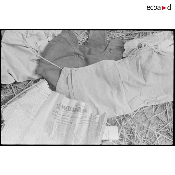 Découverte d'un tract et de journaux.