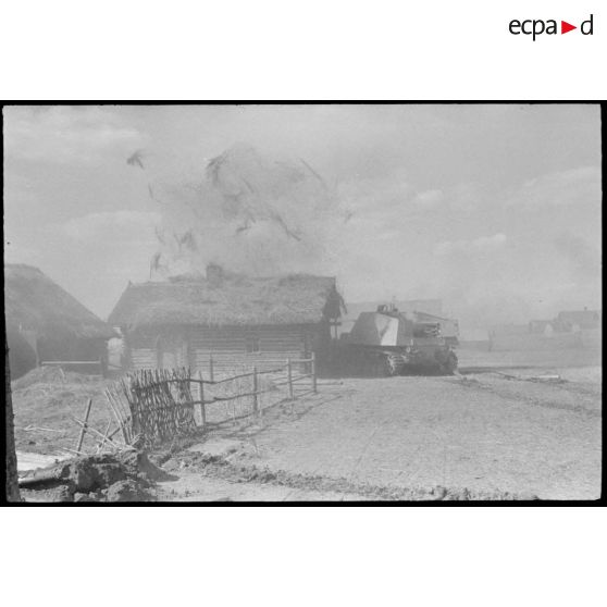 Tir d'un Nashorn du Schwere Panzer Abteilung 519.