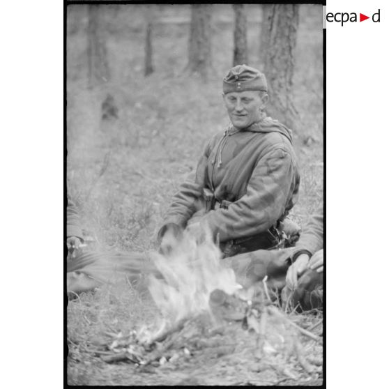 Au nord de Lepel, des fantassins allemands dans le cadre de l'opération Frühlingfest contre les partisans.