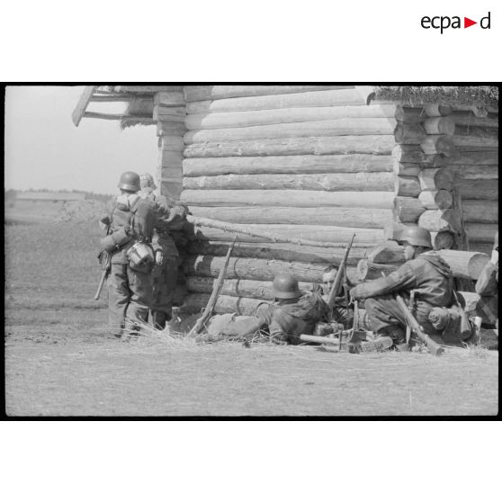 Au nord de Lepel, des fantassins allemands camouflés derrière une isba lors de l'opération Frühlingfest.