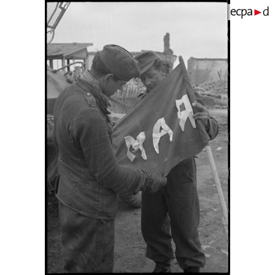 Deux membres de la Panzer-Propagandakompanie 697 viennent de saisir une banderole qui pourrait appartenir à des résistants (partisans).