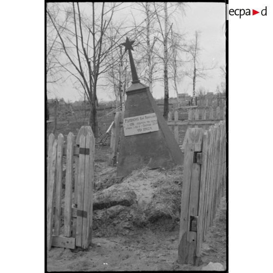 Une tombe surmontée d'une étoile rouge a attiré le reporter.