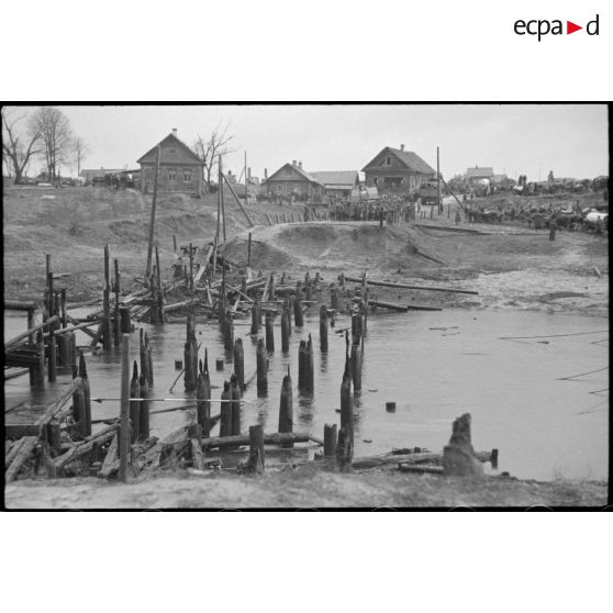 Traversée d'une rivière sur un nouveau pont.