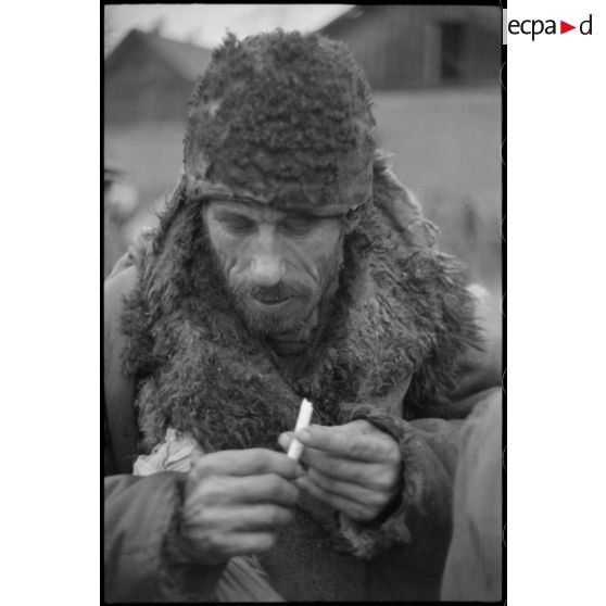 Portrait d'un villageois ou d'un prisonnier requis par les Allemands pour des travaux.