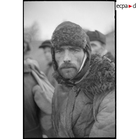 Portrait d'un villageois ou d'un prisonnier requis par les Allemands pour des travaux.