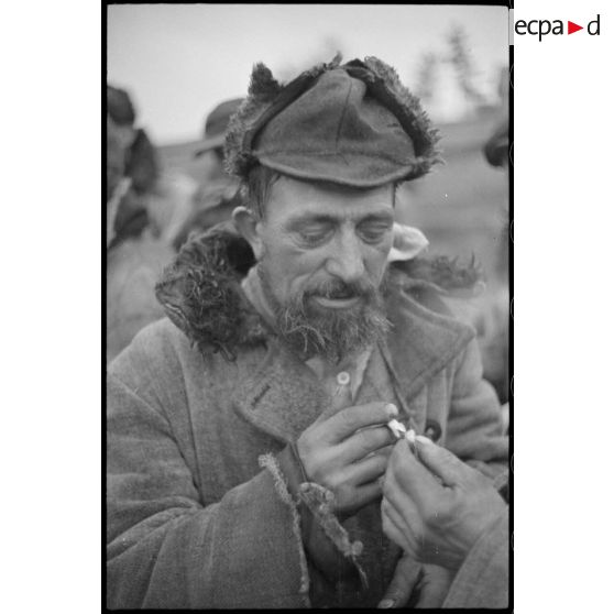 Portrait d'un villageois ou d'un prisonnier requis par les Allemands pour des travaux.
