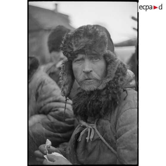 Portrait d'un villageois ou d'un prisonnier requis par les Allemands pour des travaux.