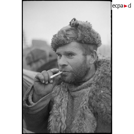 Portrait d'un villageois ou d'un prisonnier requis par les Allemands pour des travaux.